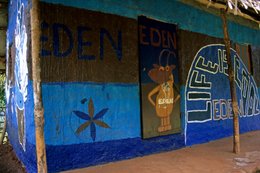 Archipel-des-Comores;-Art-populaire;-Case;-Fleur;-France;-Inscription;-Kaleidos;-Kaleidos-images;-La-parole-à-limage;-Laurent-Abad;-Mayotte;-Mur-peint;-Océan-Indien;-Stories-Pictures;-Zébu